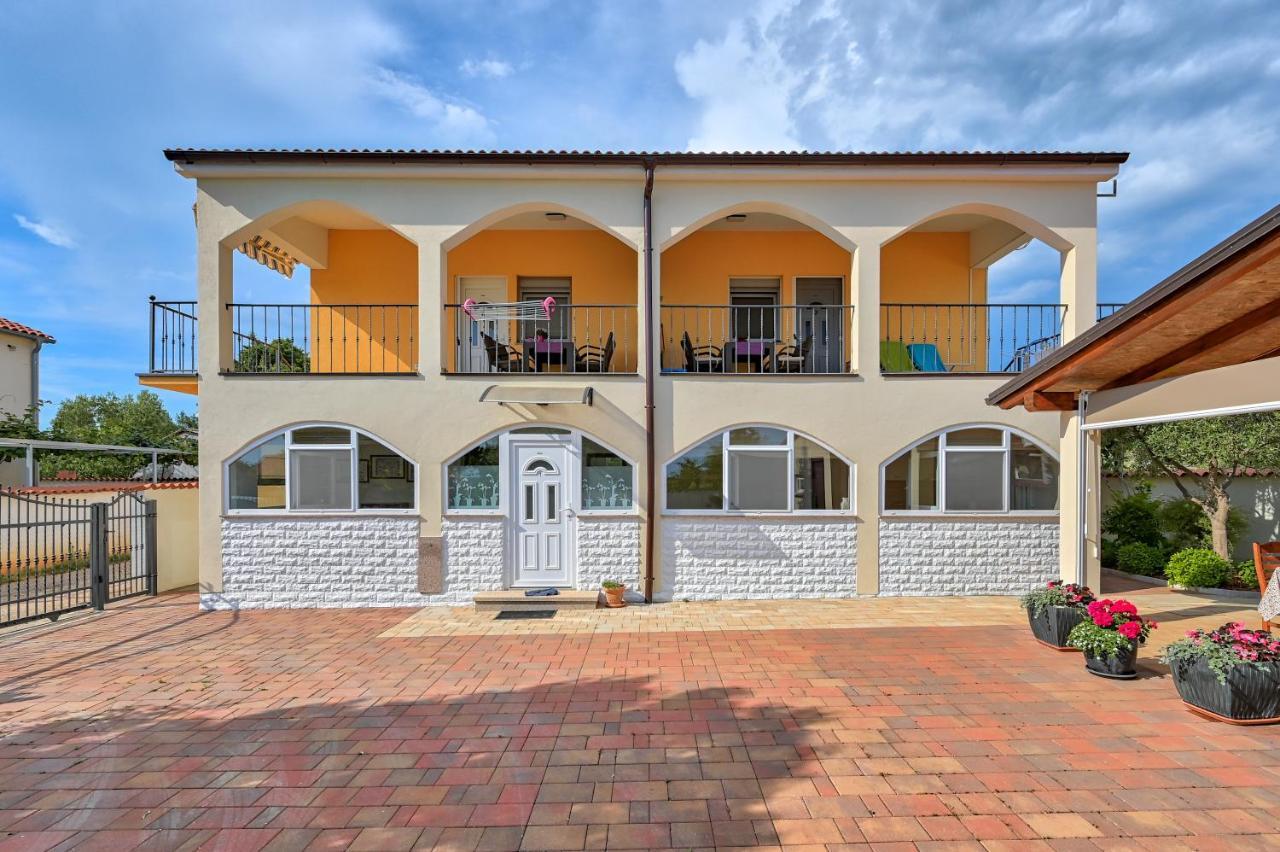 Teuta Apartments - A Beach And A Sea View Peroj Bagian luar foto