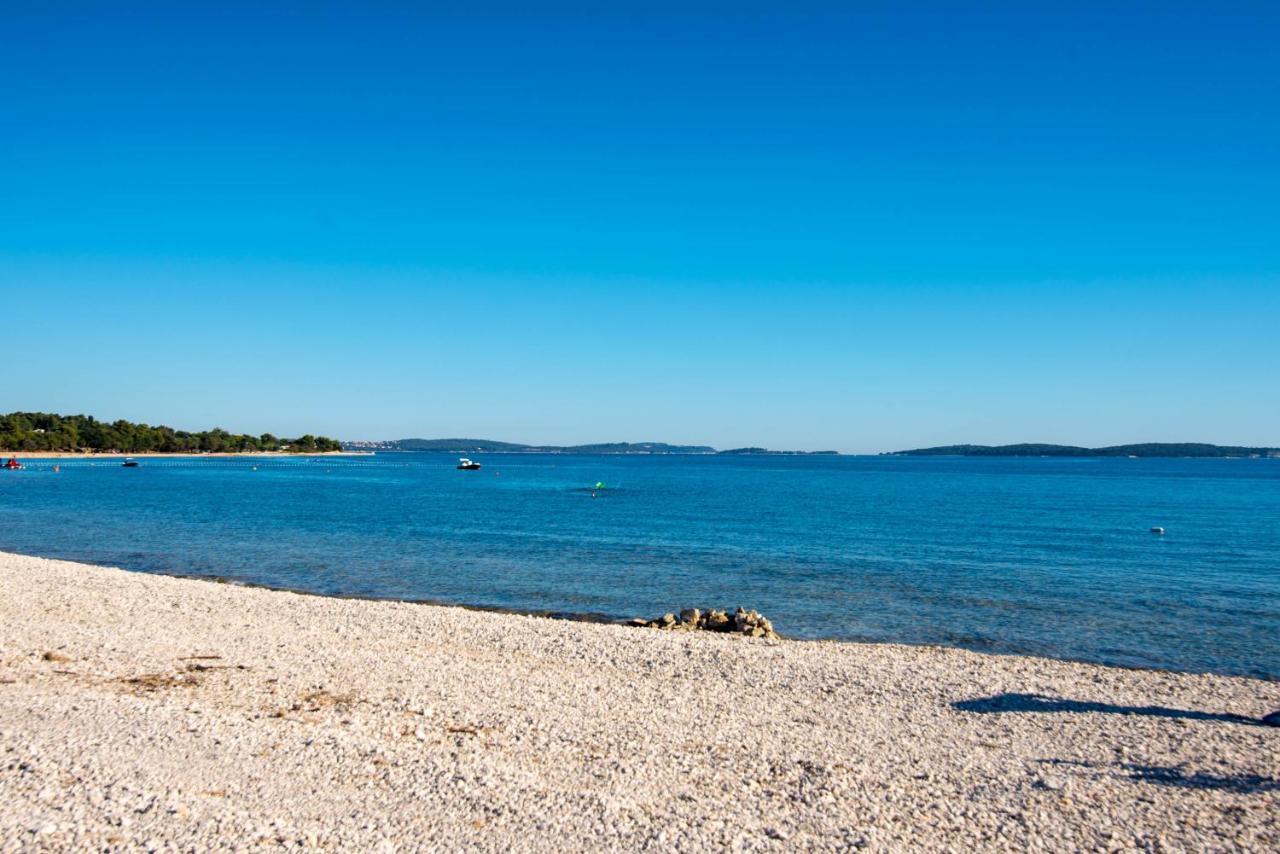Teuta Apartments - A Beach And A Sea View Peroj Bagian luar foto