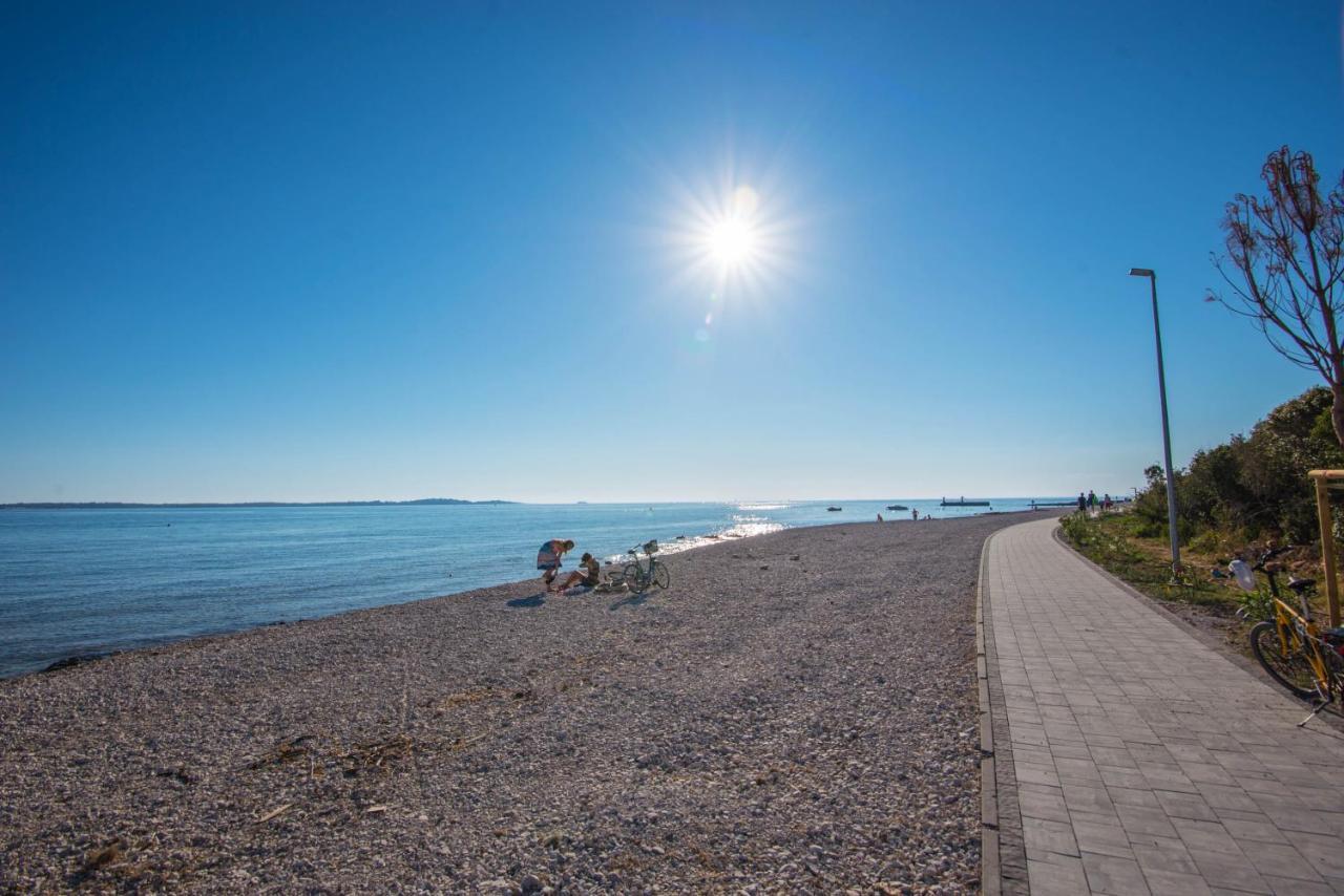 Teuta Apartments - A Beach And A Sea View Peroj Bagian luar foto