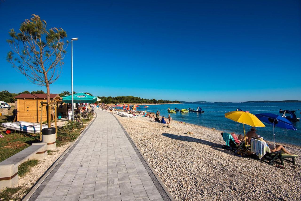 Teuta Apartments - A Beach And A Sea View Peroj Bagian luar foto