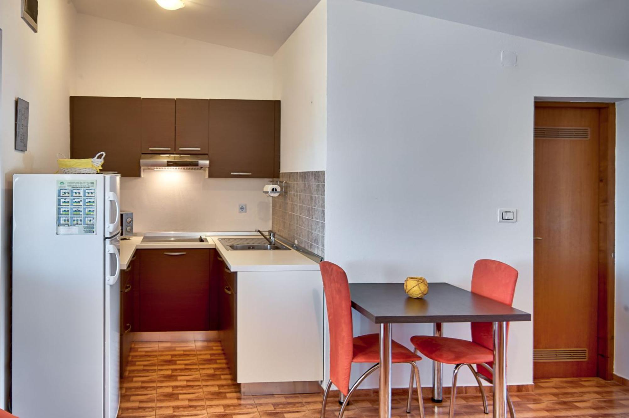 Teuta Apartments - A Beach And A Sea View Peroj Bagian luar foto