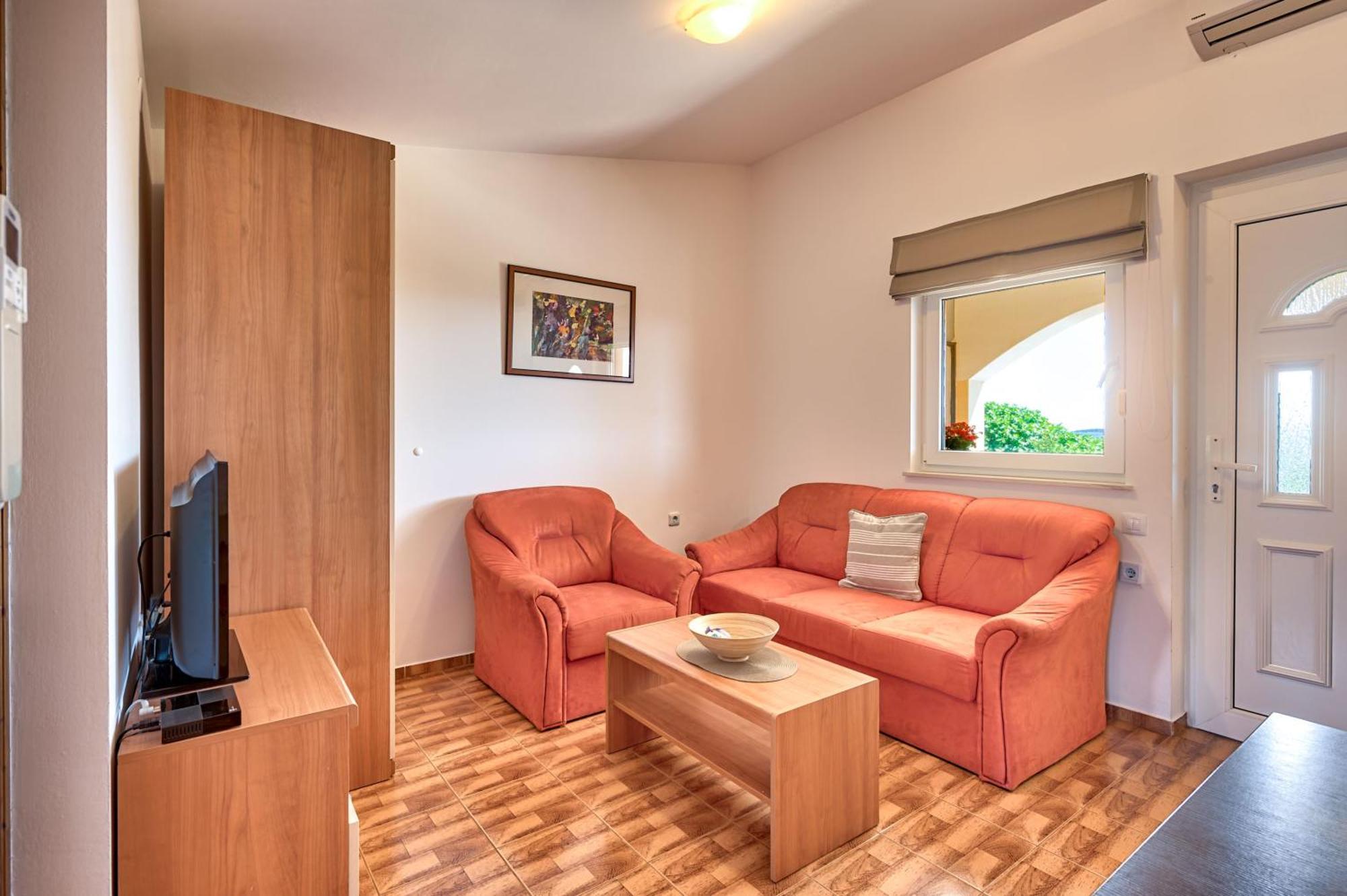 Teuta Apartments - A Beach And A Sea View Peroj Bagian luar foto