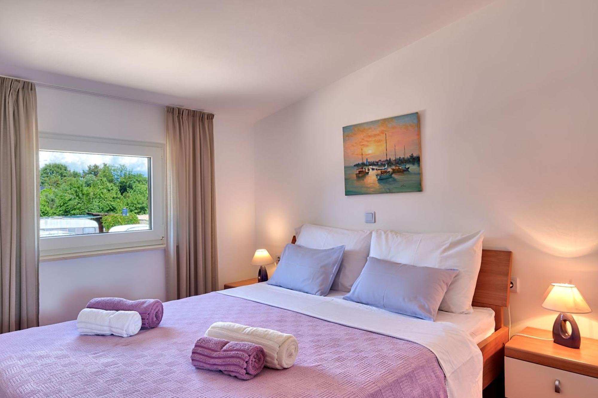 Teuta Apartments - A Beach And A Sea View Peroj Bagian luar foto