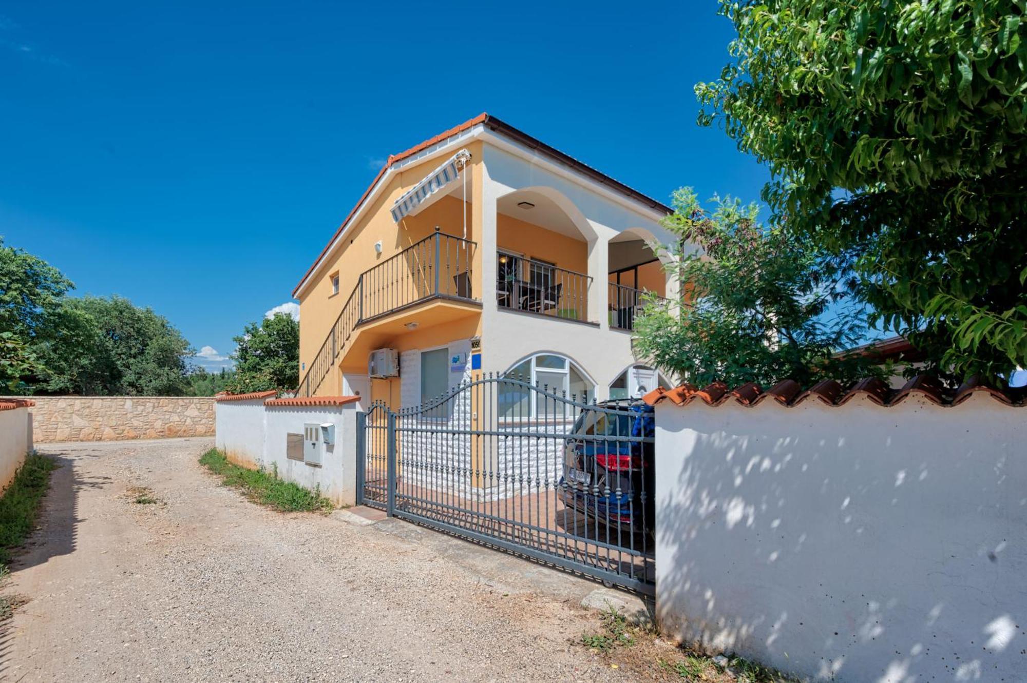Teuta Apartments - A Beach And A Sea View Peroj Bagian luar foto