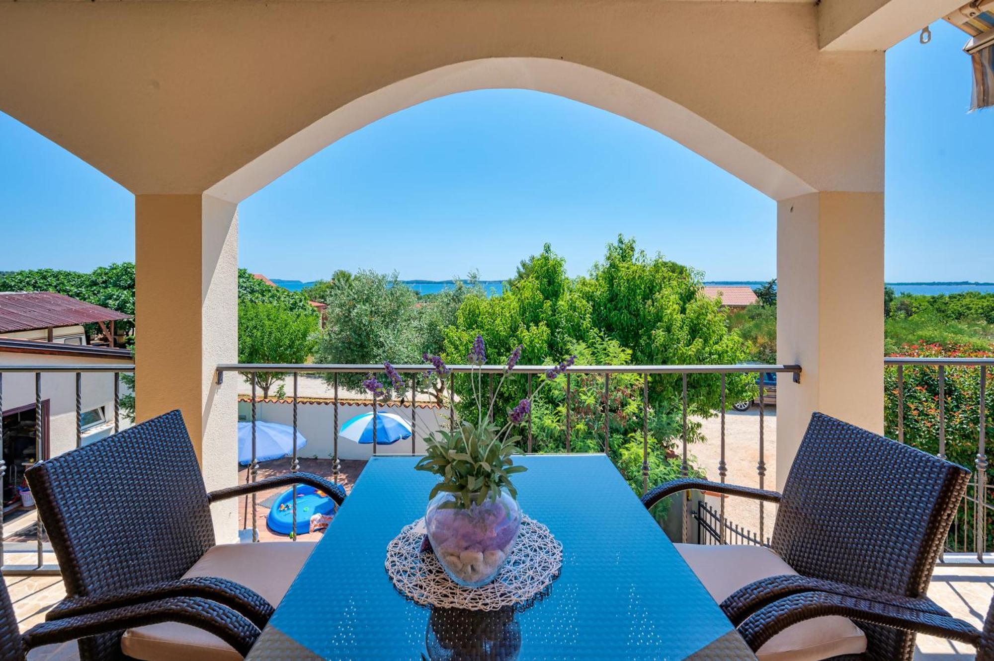 Teuta Apartments - A Beach And A Sea View Peroj Bagian luar foto