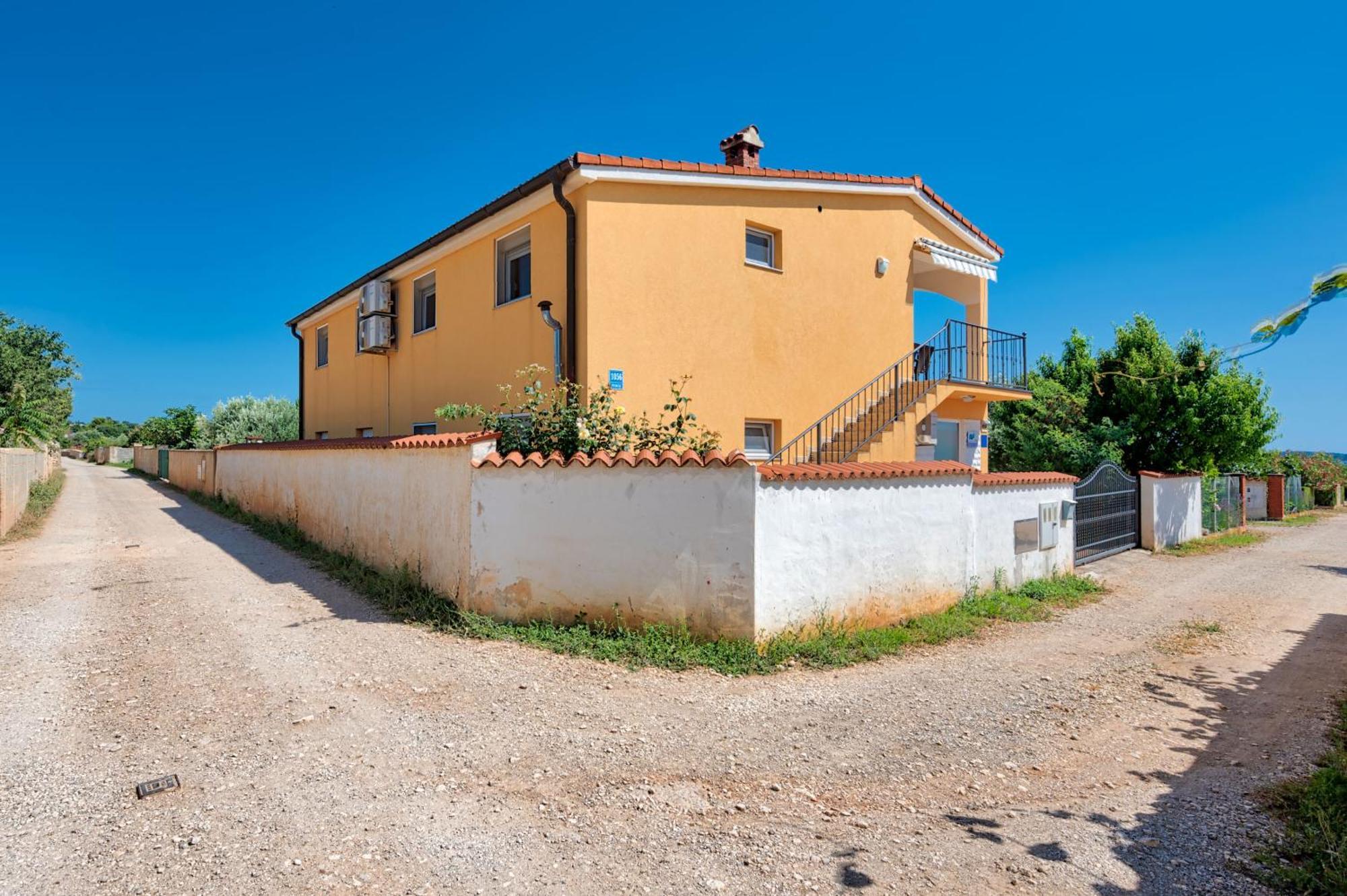 Teuta Apartments - A Beach And A Sea View Peroj Bagian luar foto