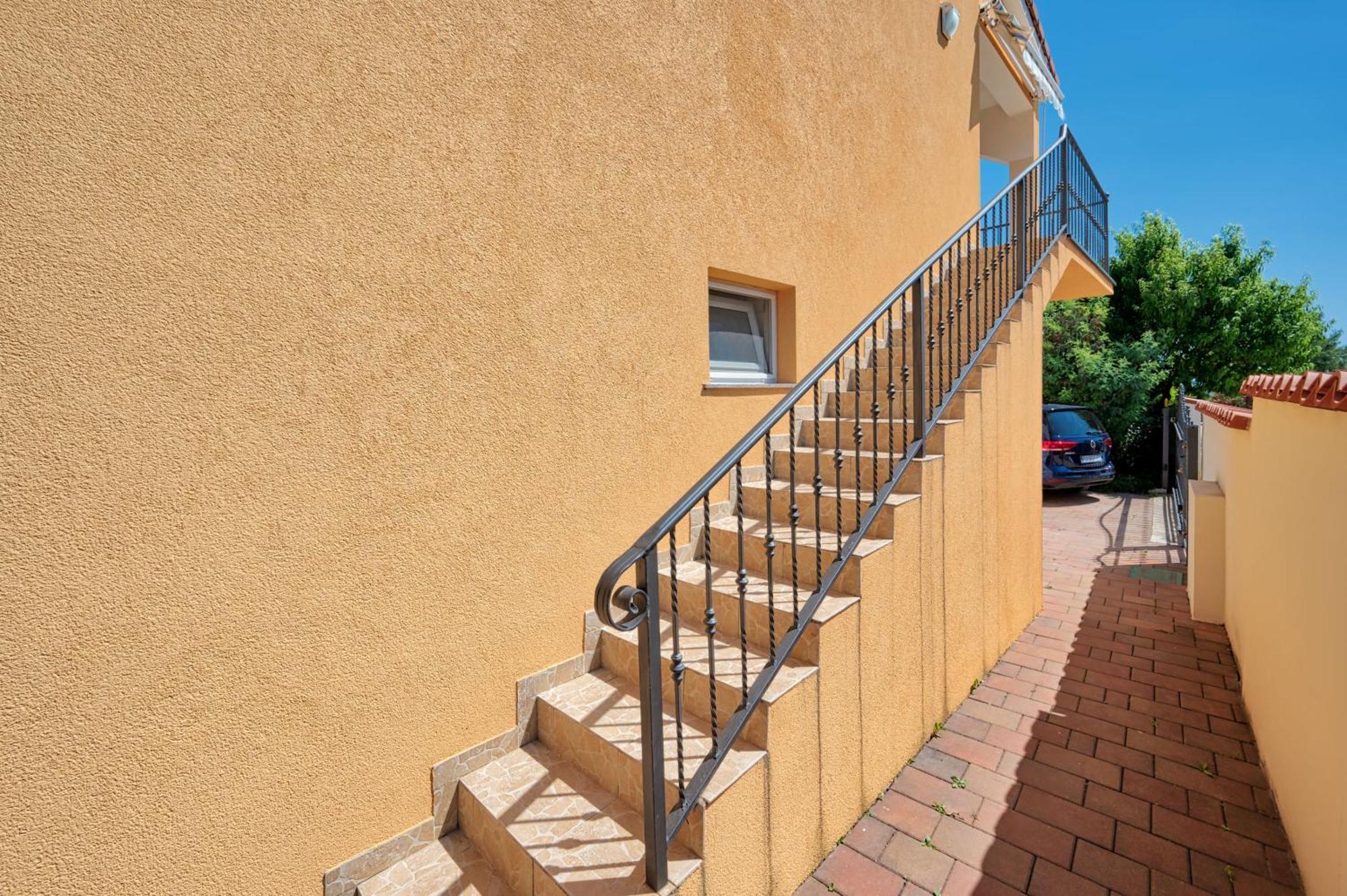 Teuta Apartments - A Beach And A Sea View Peroj Bagian luar foto