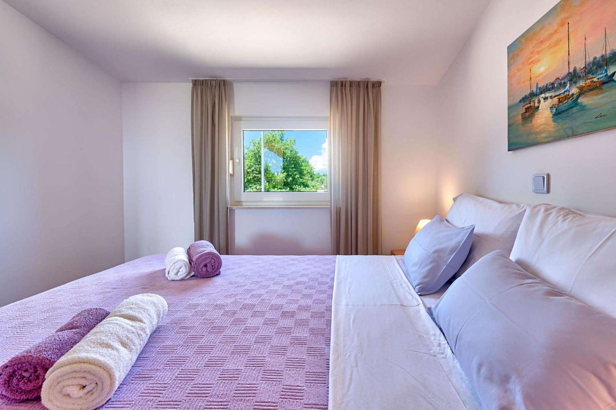 Teuta Apartments - A Beach And A Sea View Peroj Bagian luar foto