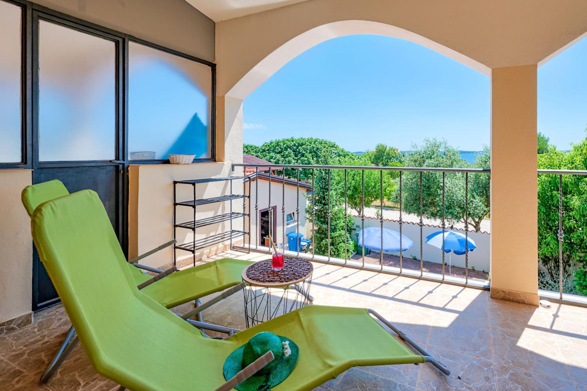 Teuta Apartments - A Beach And A Sea View Peroj Bagian luar foto