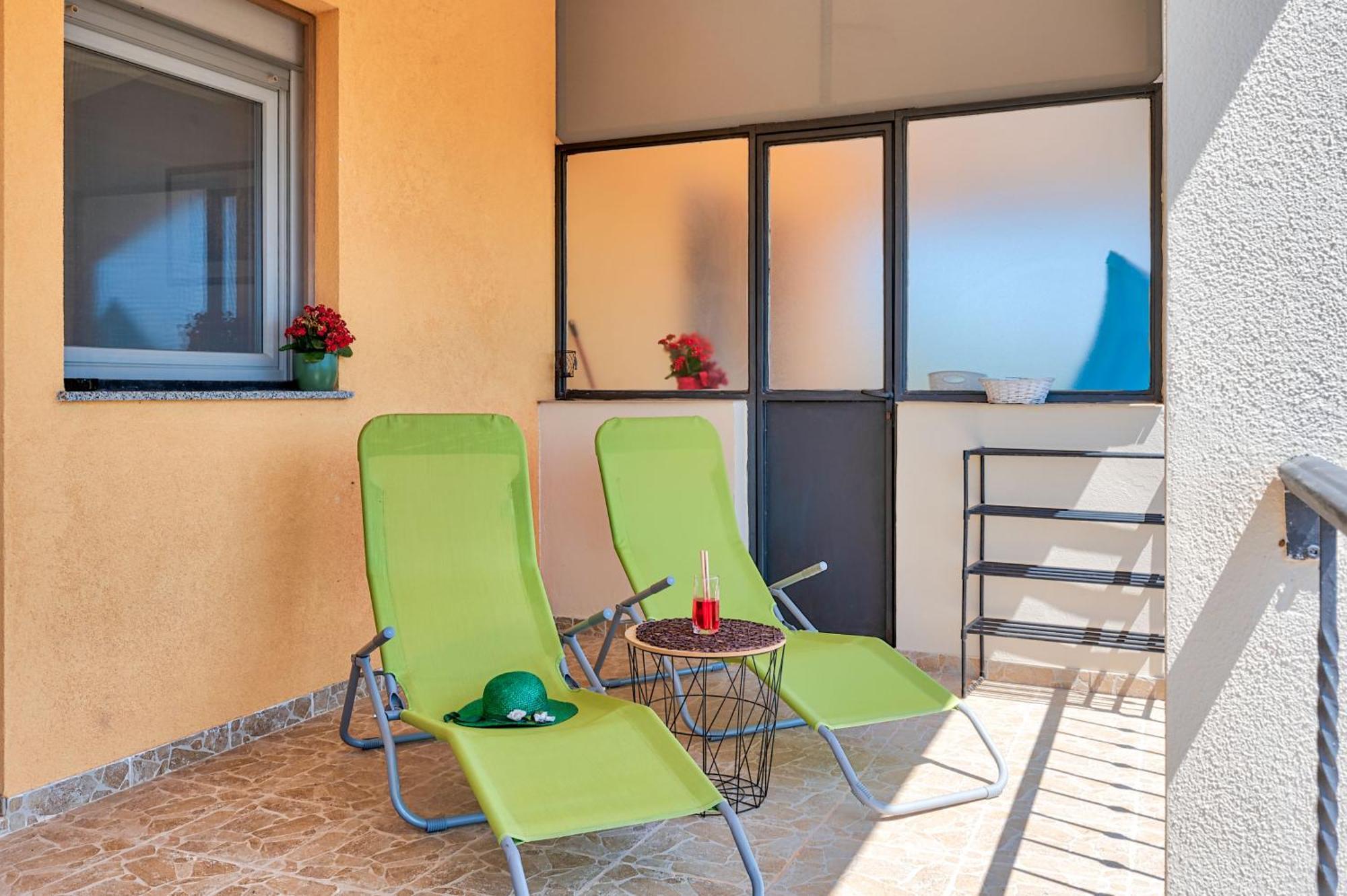 Teuta Apartments - A Beach And A Sea View Peroj Bagian luar foto