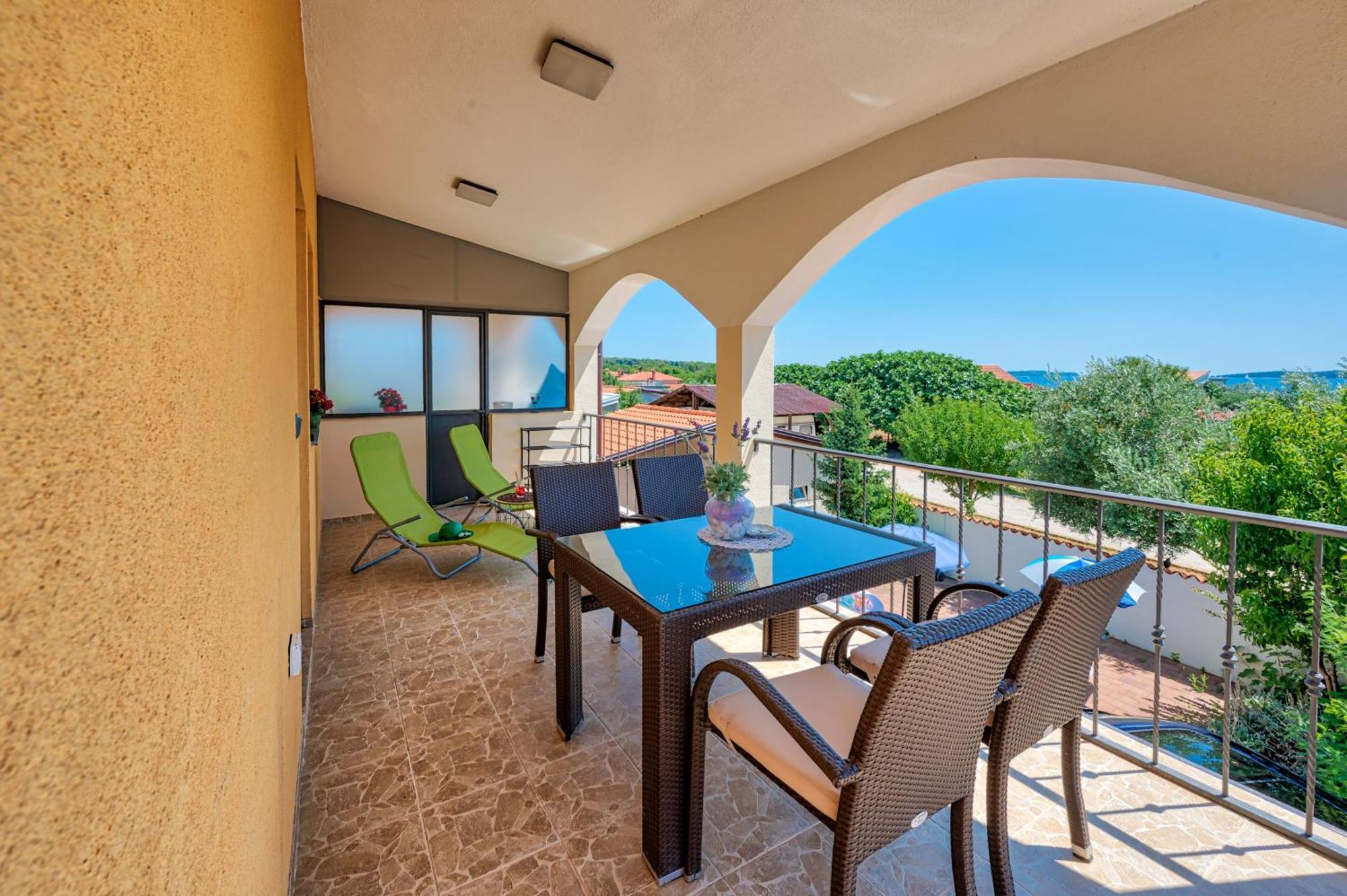 Teuta Apartments - A Beach And A Sea View Peroj Bagian luar foto