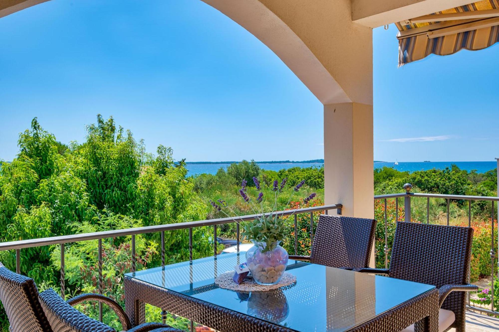 Teuta Apartments - A Beach And A Sea View Peroj Bagian luar foto