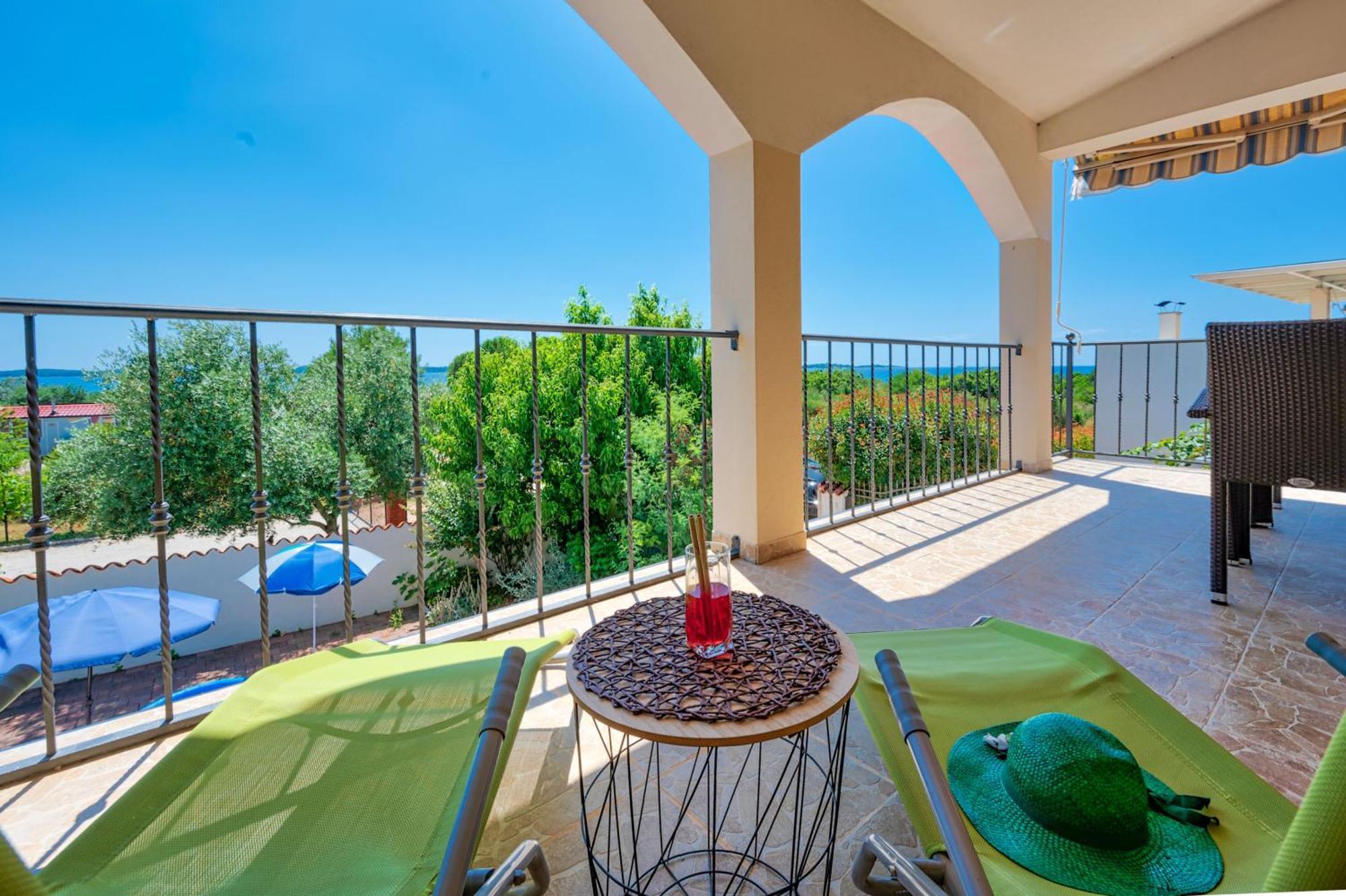 Teuta Apartments - A Beach And A Sea View Peroj Bagian luar foto