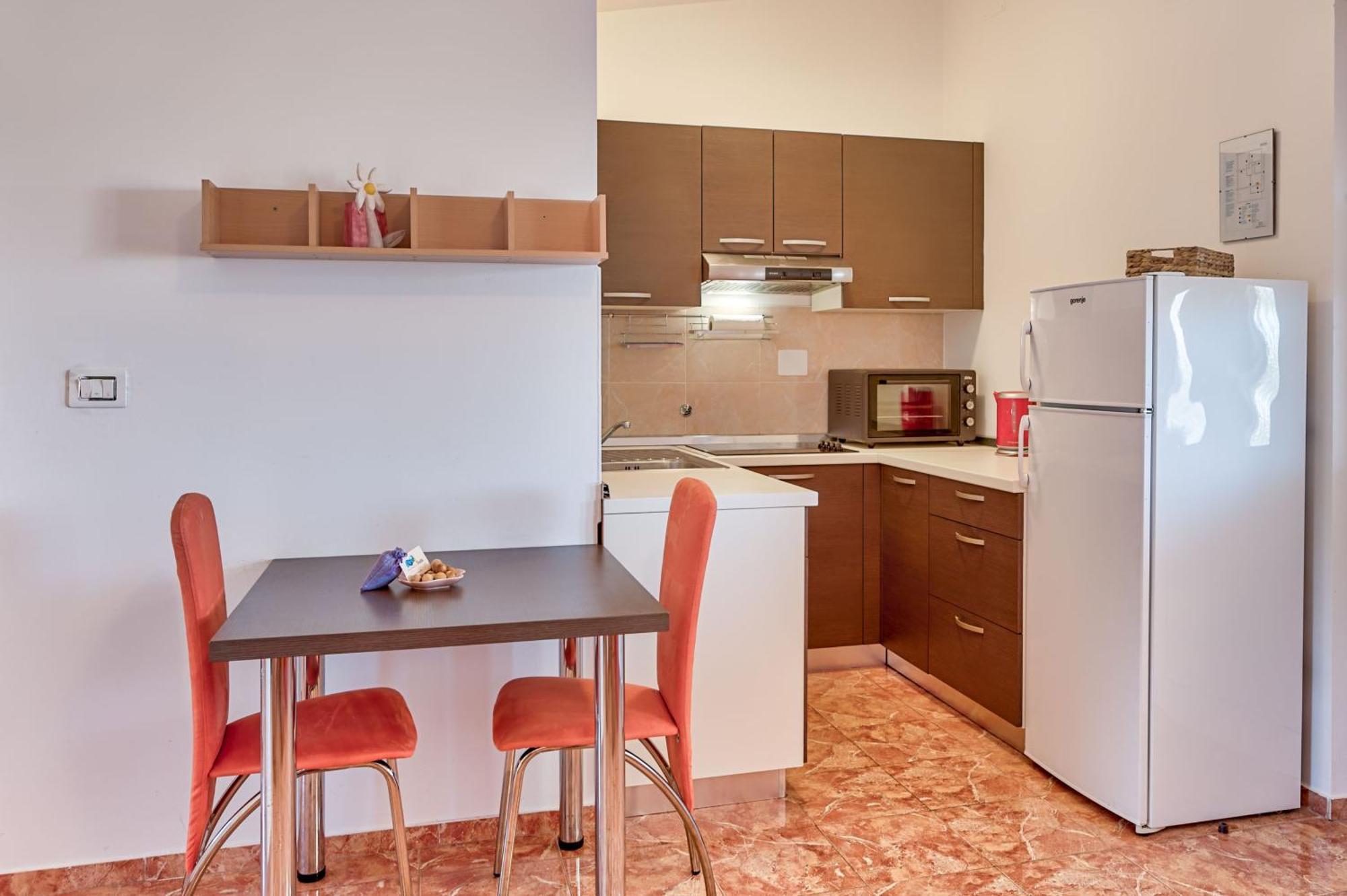 Teuta Apartments - A Beach And A Sea View Peroj Bagian luar foto