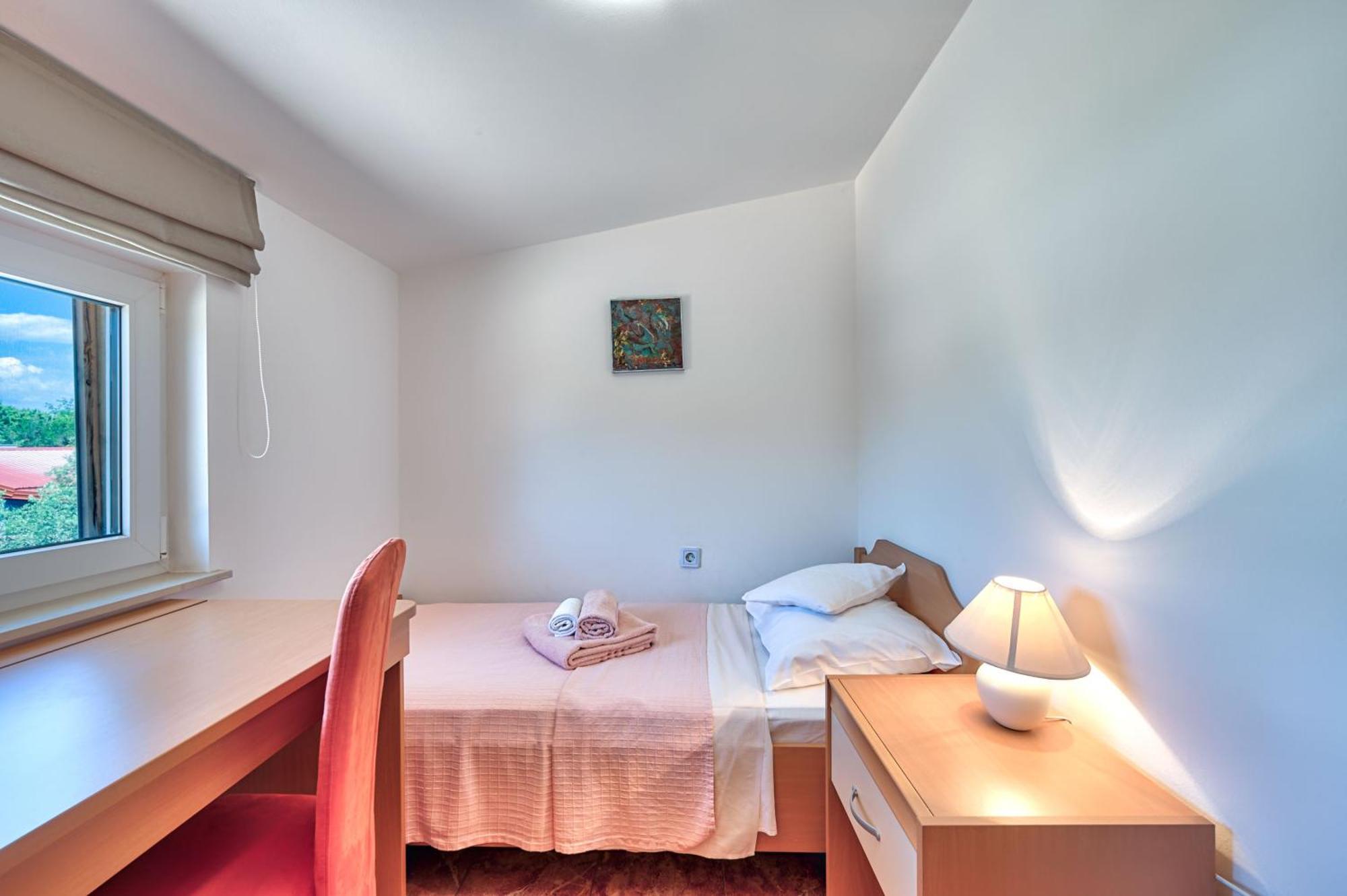 Teuta Apartments - A Beach And A Sea View Peroj Bagian luar foto