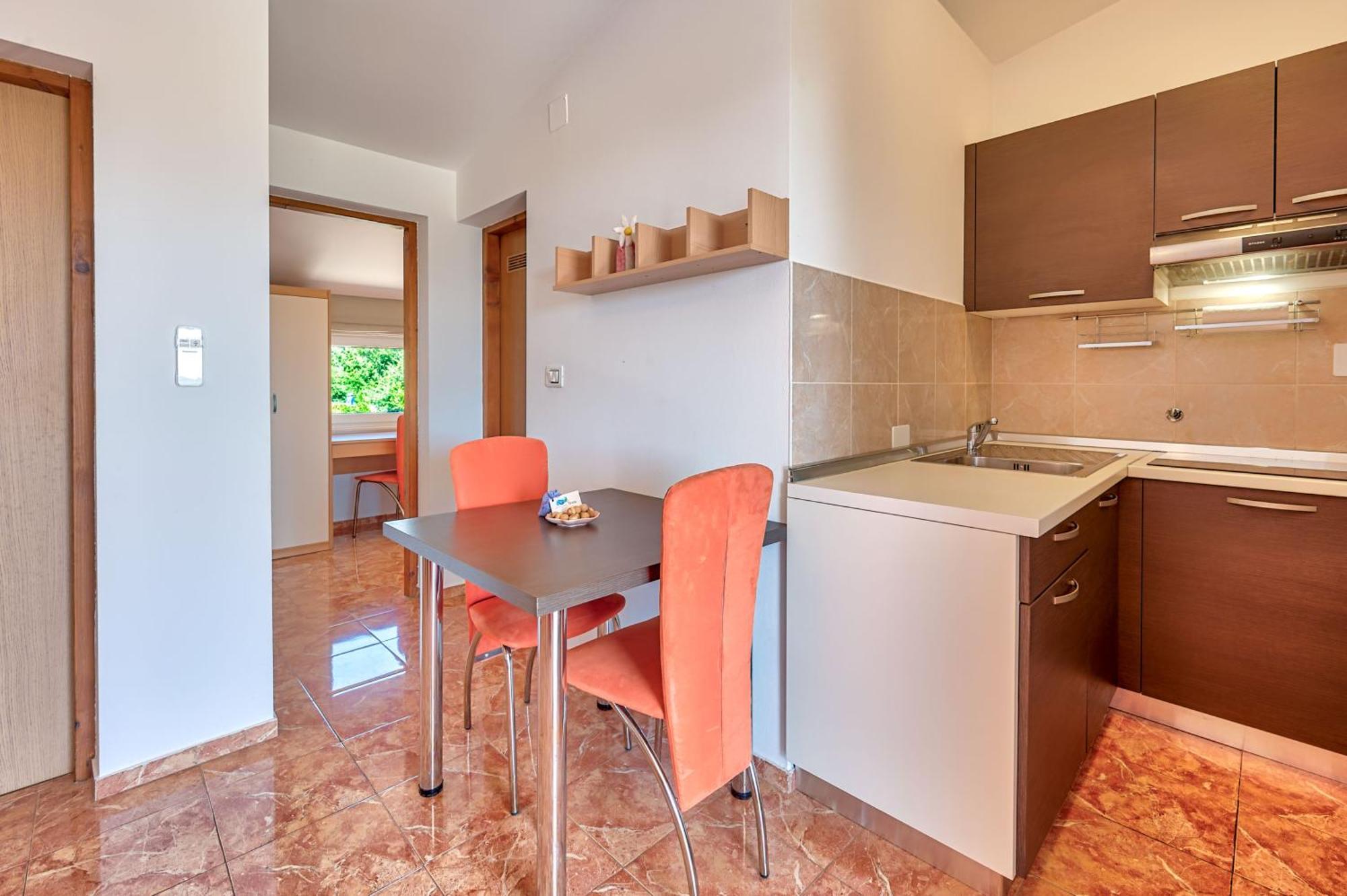Teuta Apartments - A Beach And A Sea View Peroj Bagian luar foto