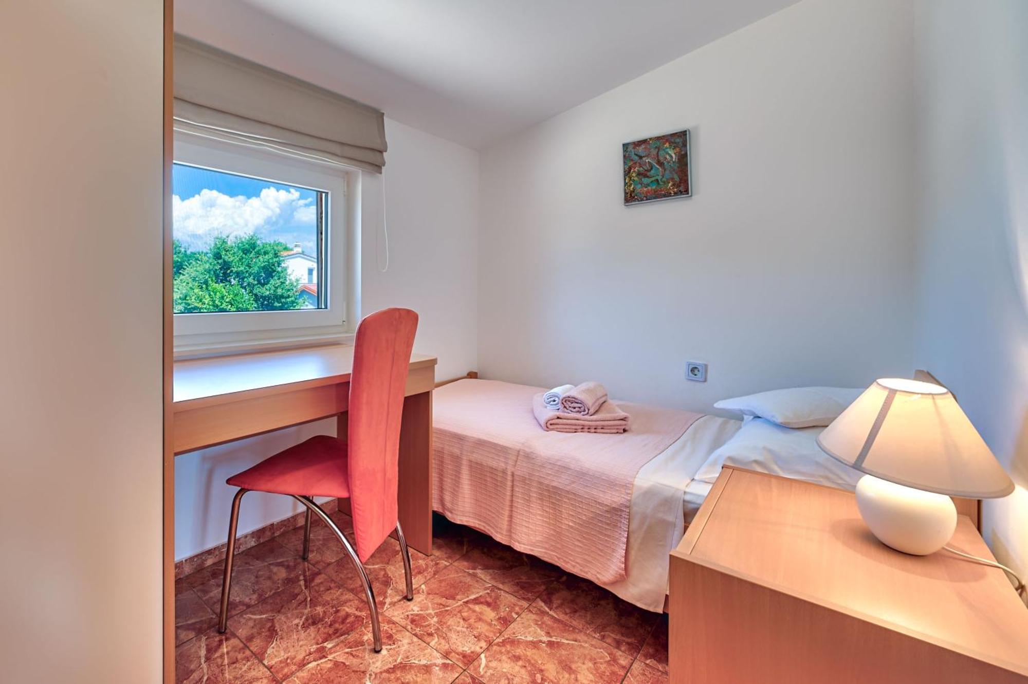 Teuta Apartments - A Beach And A Sea View Peroj Bagian luar foto