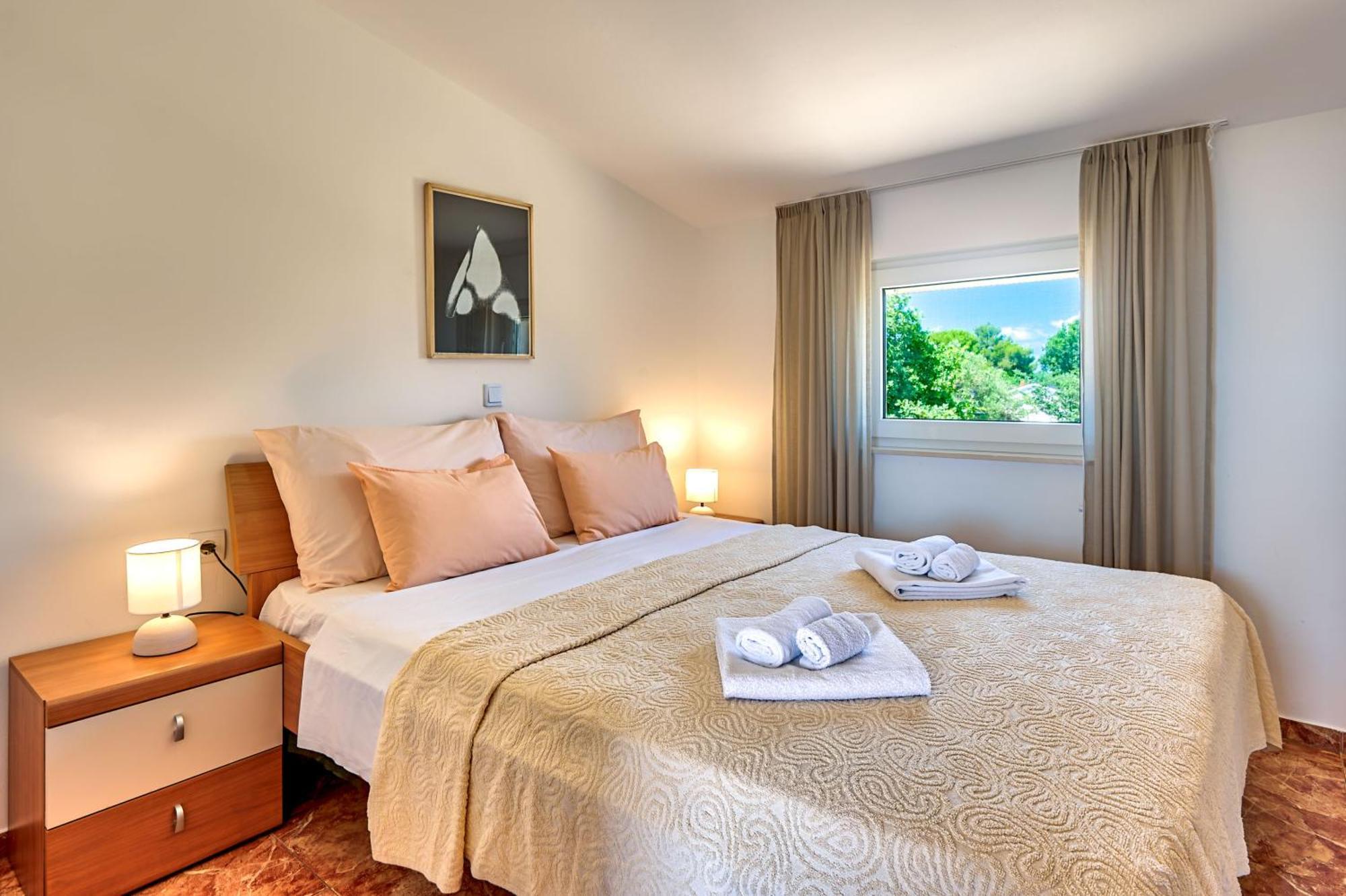 Teuta Apartments - A Beach And A Sea View Peroj Bagian luar foto