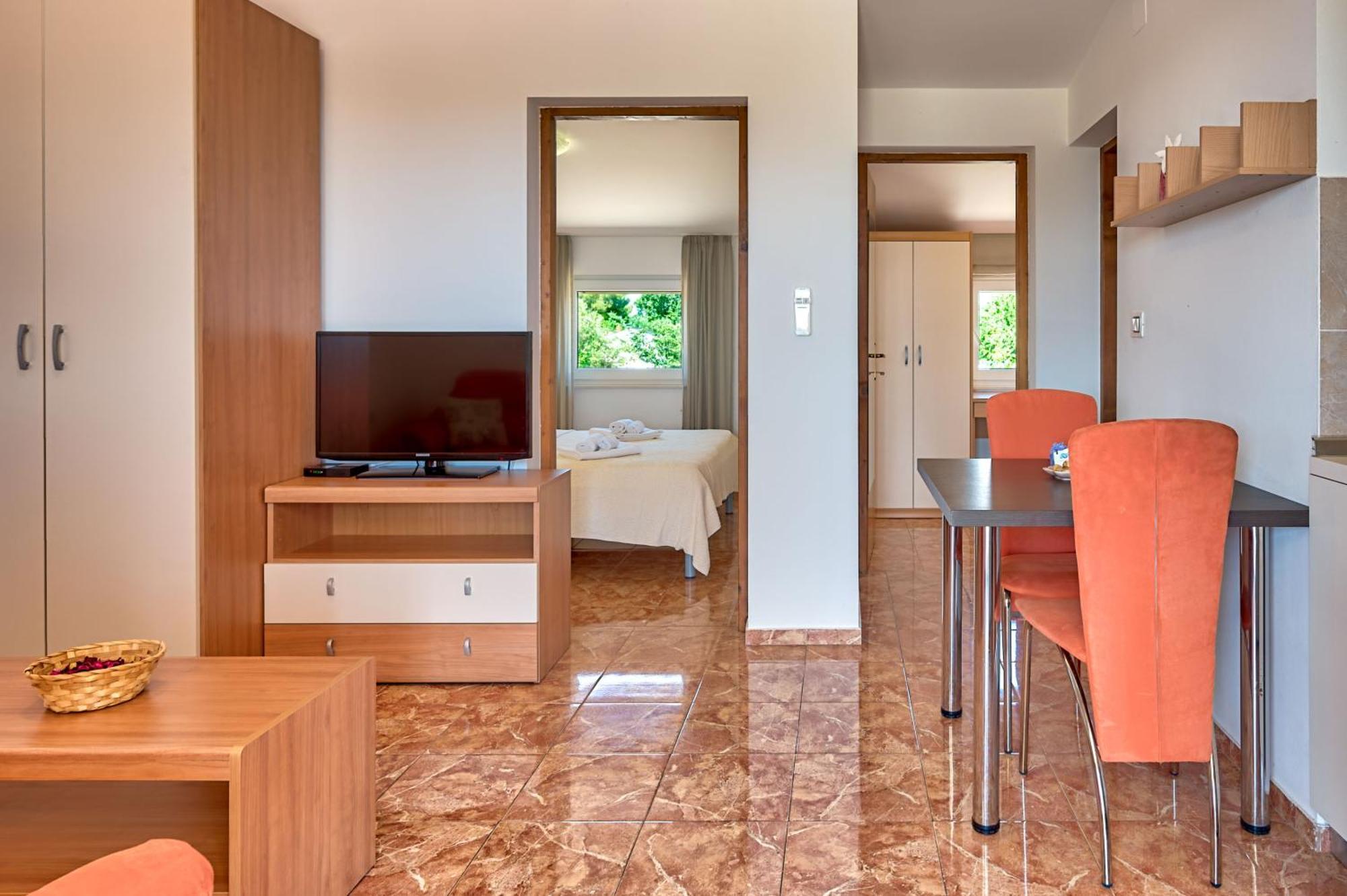 Teuta Apartments - A Beach And A Sea View Peroj Bagian luar foto