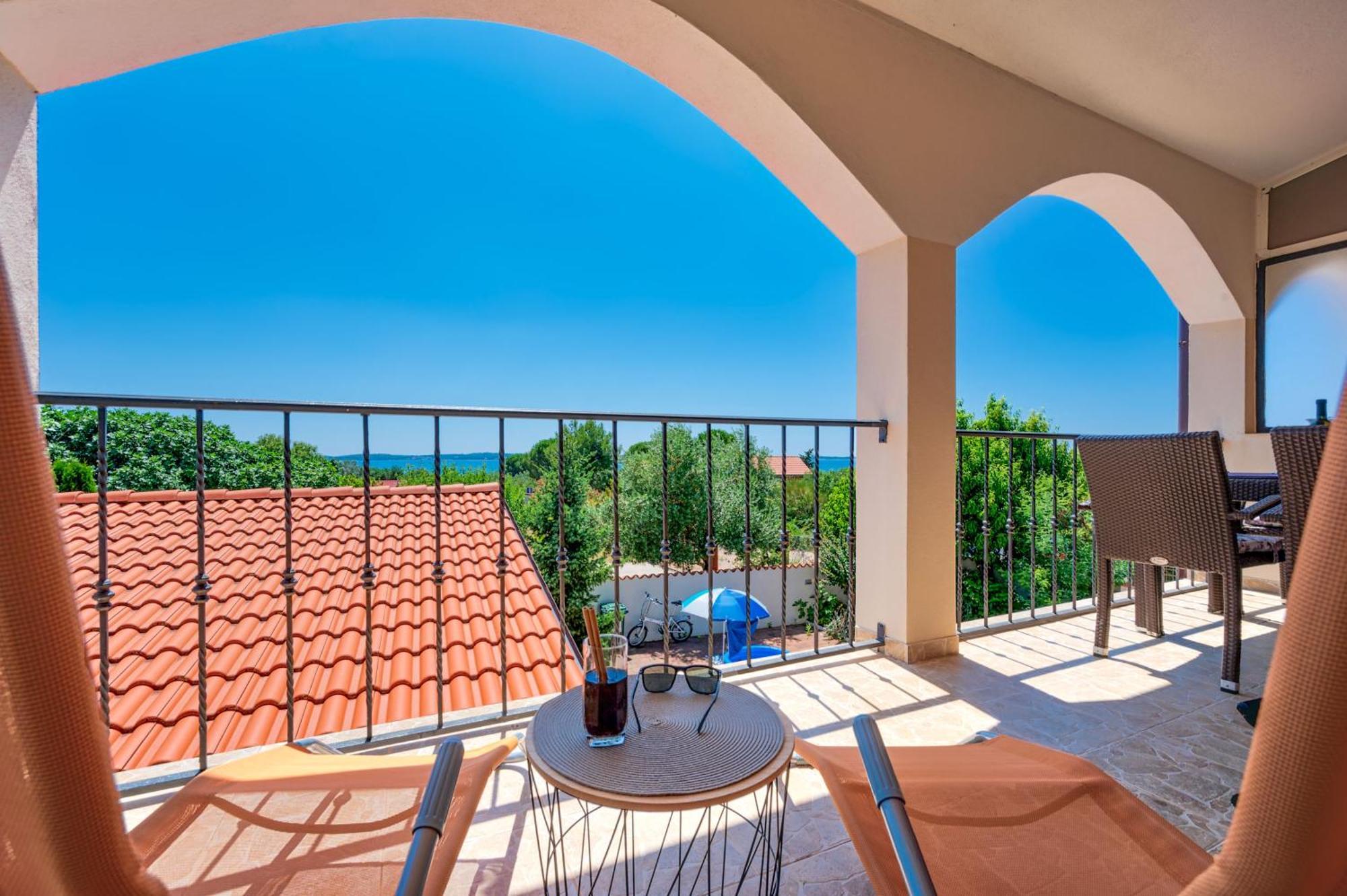 Teuta Apartments - A Beach And A Sea View Peroj Bagian luar foto