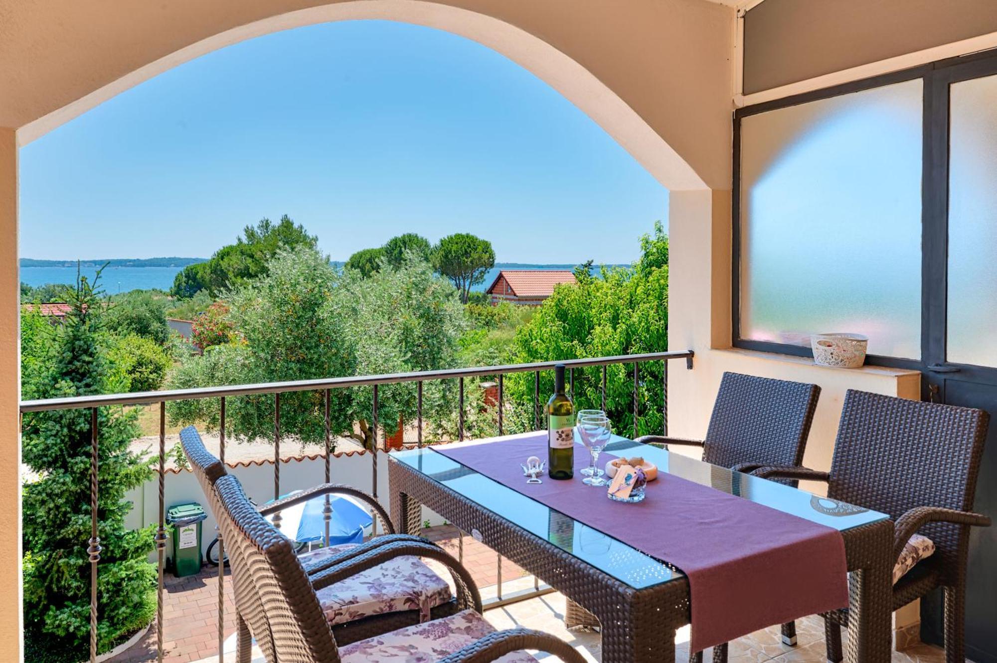 Teuta Apartments - A Beach And A Sea View Peroj Bagian luar foto