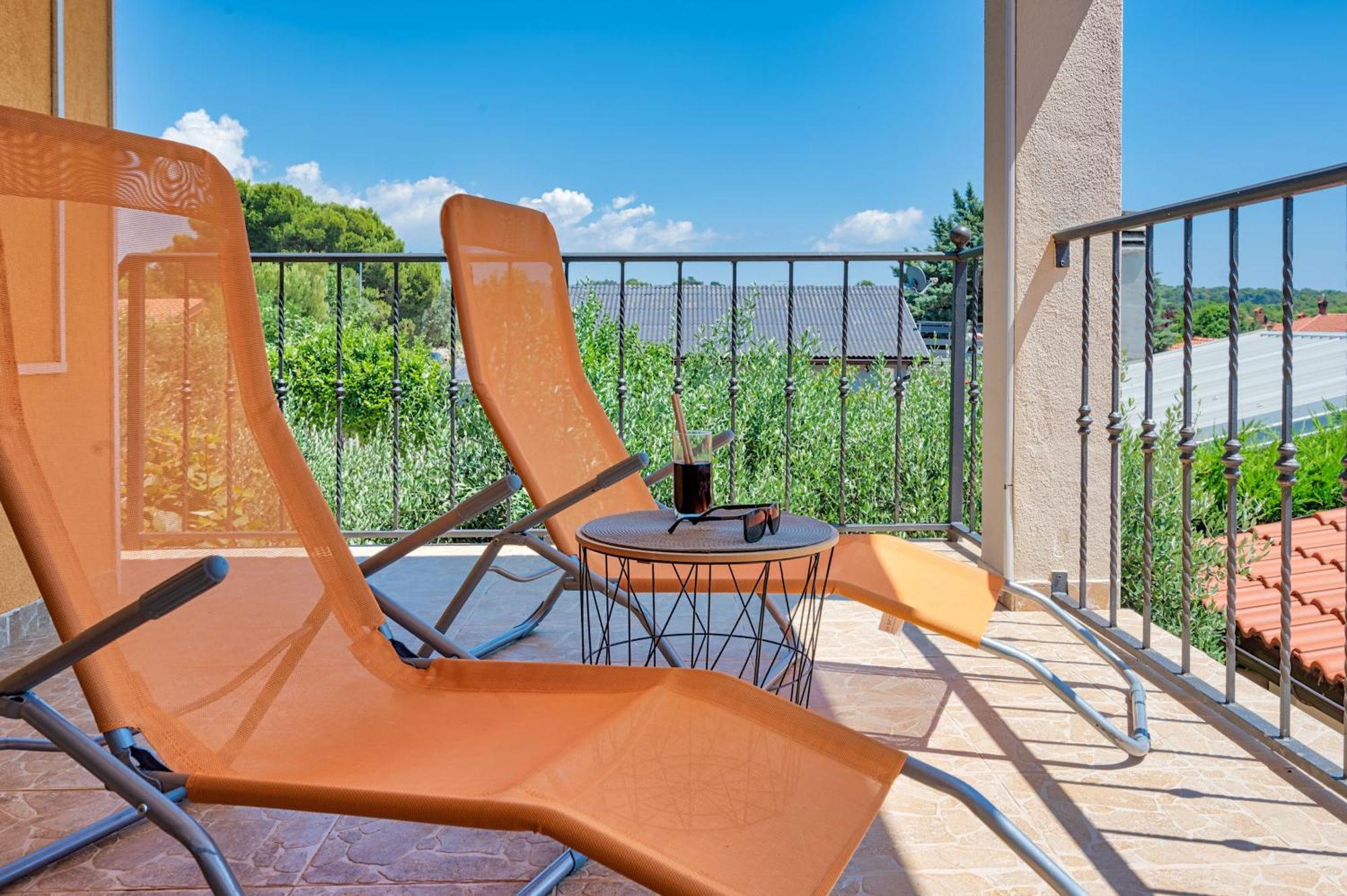 Teuta Apartments - A Beach And A Sea View Peroj Bagian luar foto