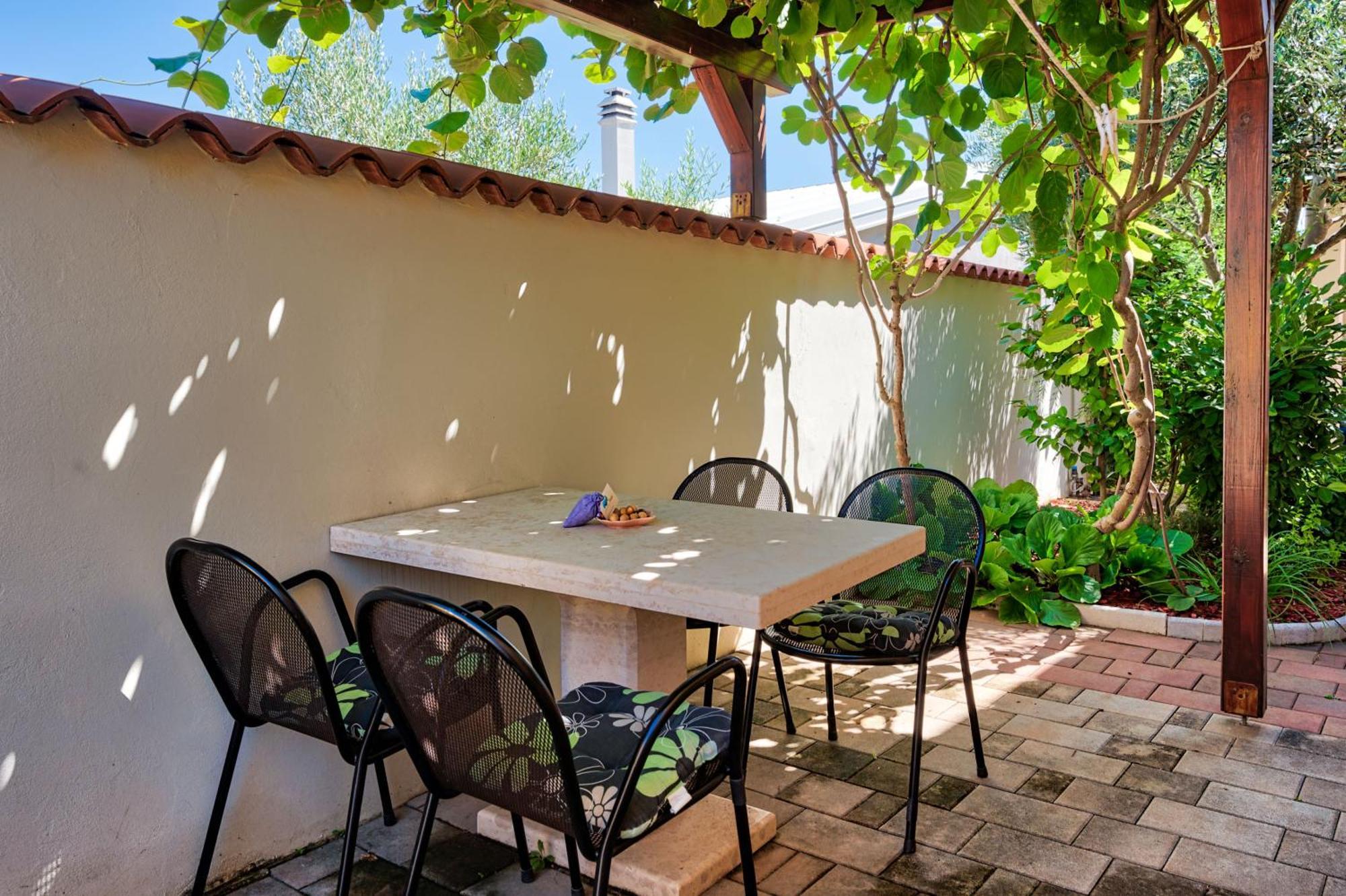 Teuta Apartments - A Beach And A Sea View Peroj Bagian luar foto