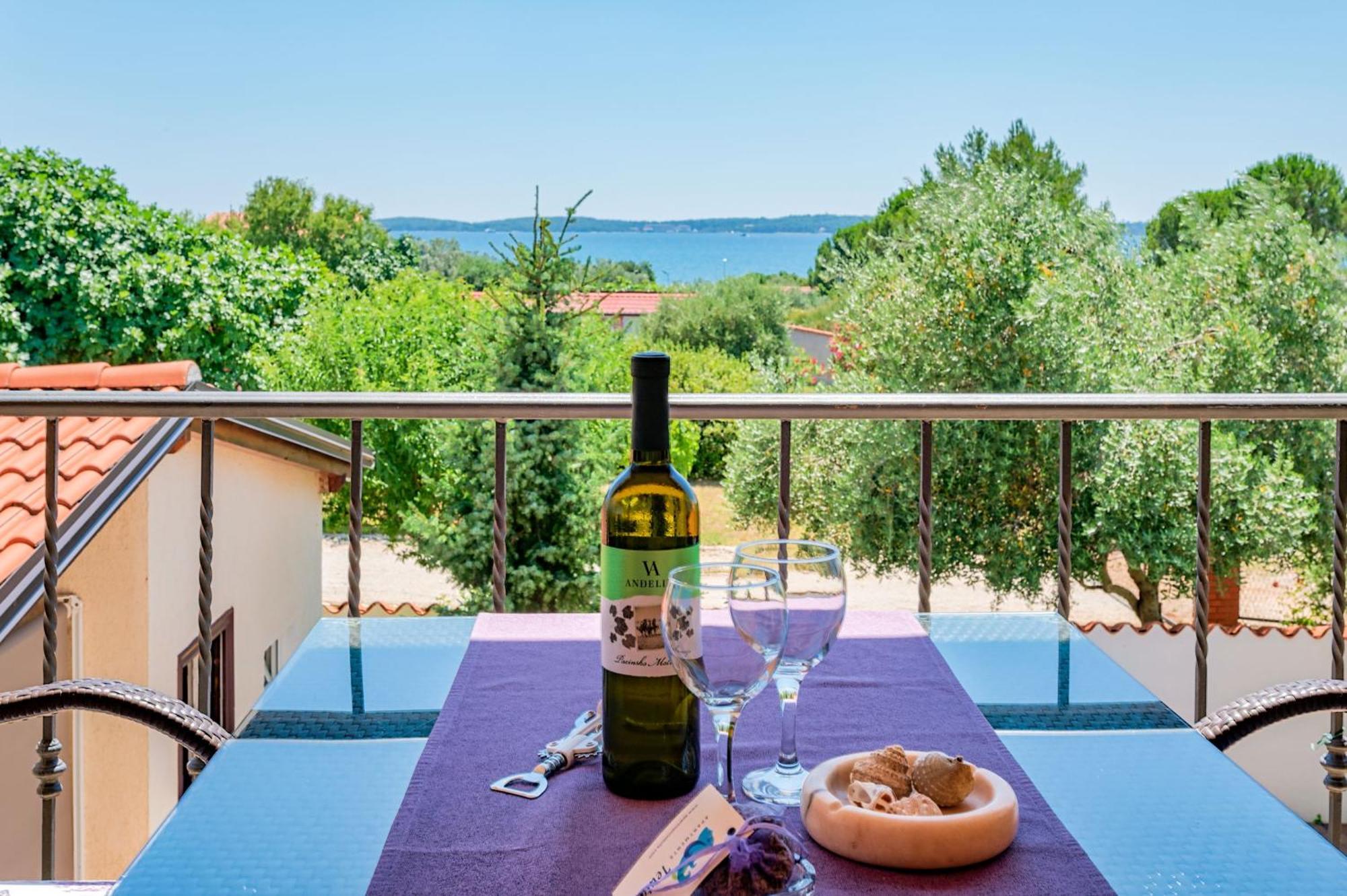 Teuta Apartments - A Beach And A Sea View Peroj Bagian luar foto