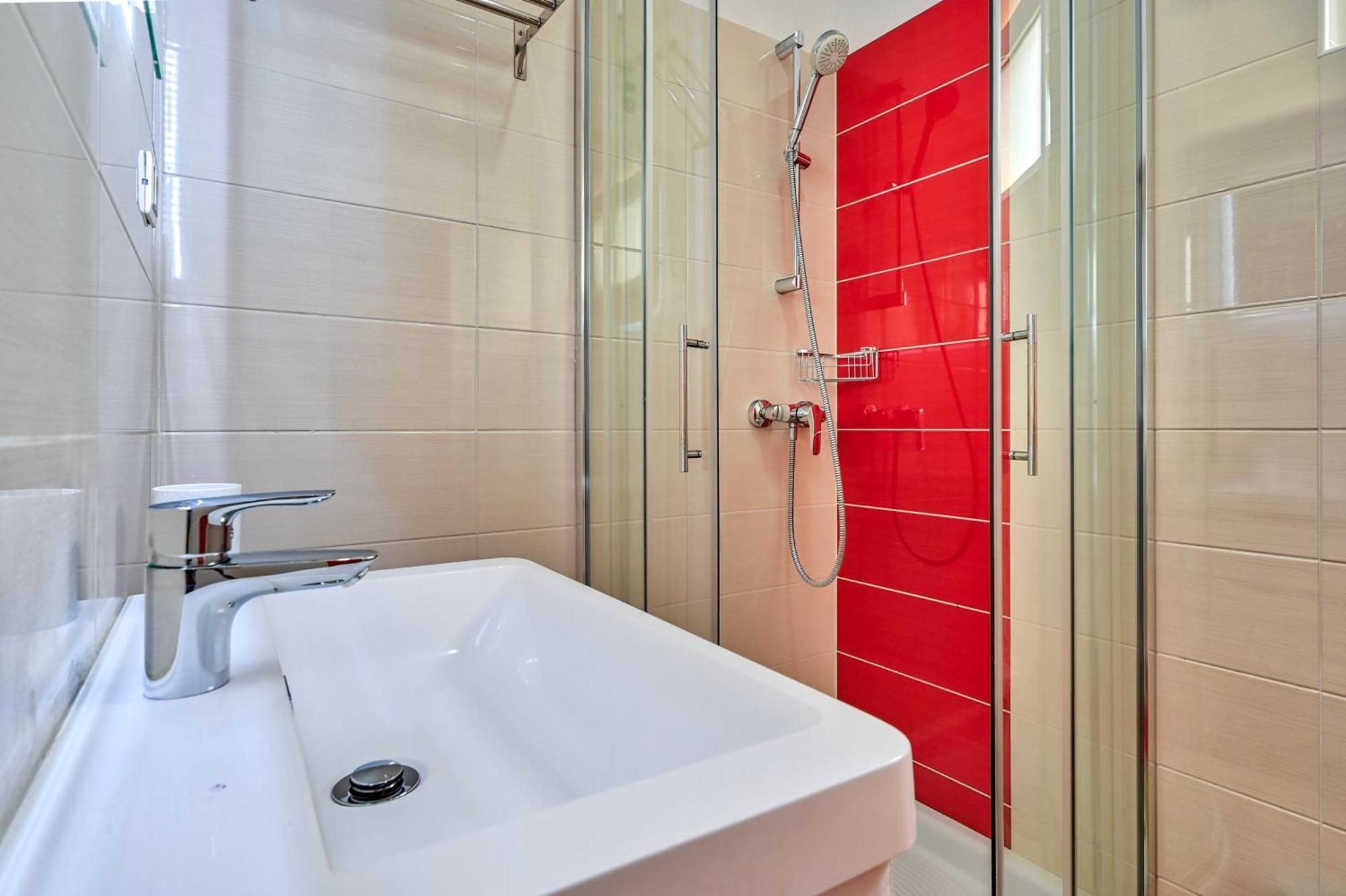 Teuta Apartments - A Beach And A Sea View Peroj Bagian luar foto