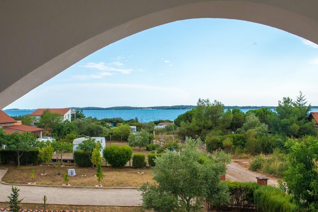 Teuta Apartments - A Beach And A Sea View Peroj Bagian luar foto