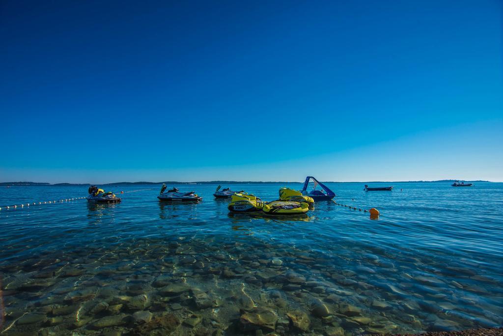 Teuta Apartments - A Beach And A Sea View Peroj Bagian luar foto